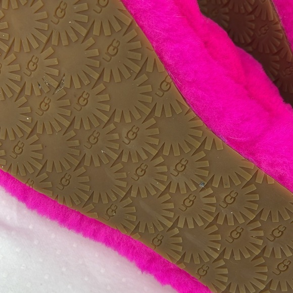 UGG GIRLS SIZE 3 Fuzzy Pink Slippers - Picture 6 of 7